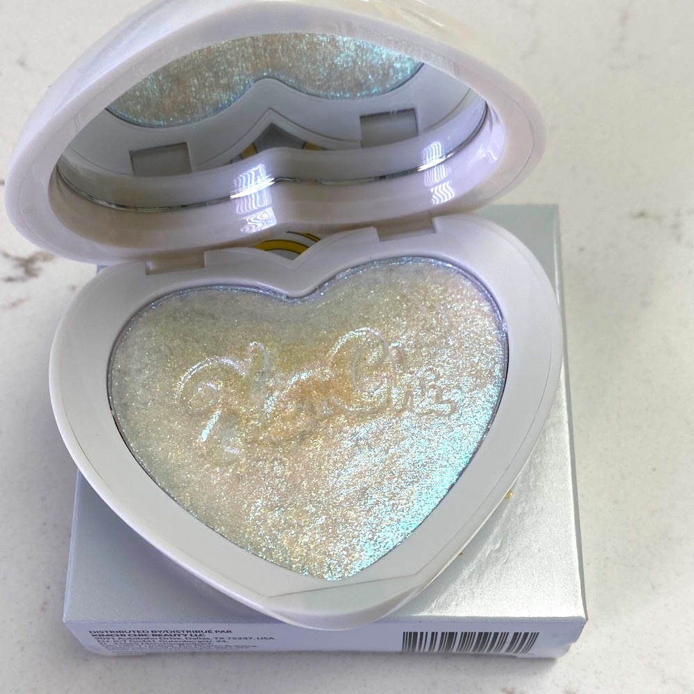 Heart-Shaped Highlighter with Iridescent Glow